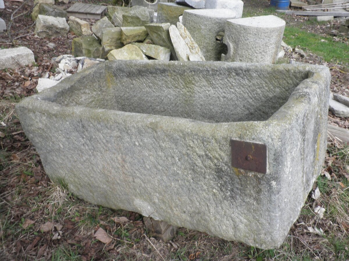 Velká stará kamenná žulová stírka kaménka napaječka koryto k - 11