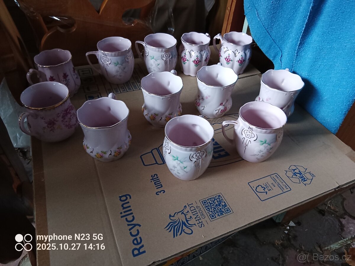 Retro růžové hrnky malovane buclaky - 11