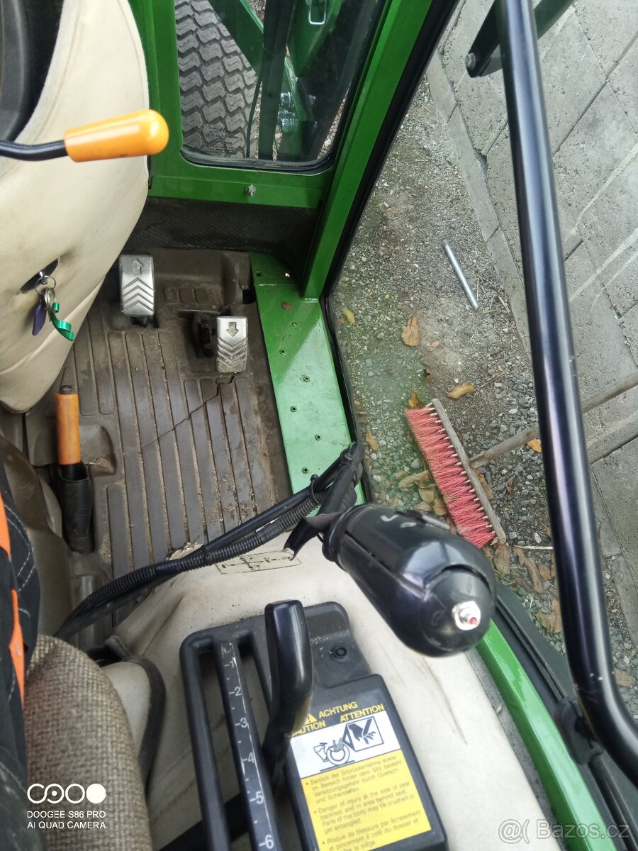 Jonh Deere 2720 s nakladačem - 11