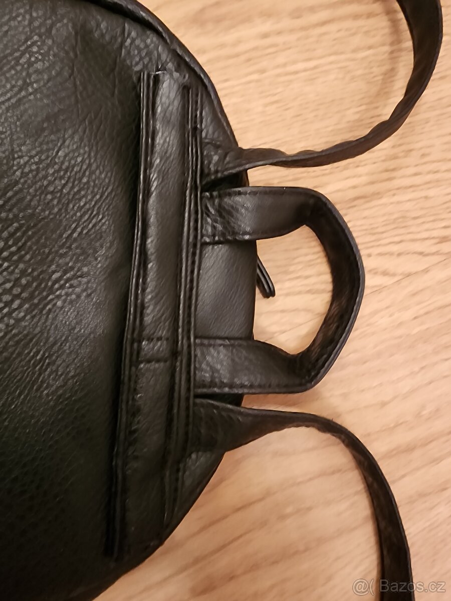 Prodám Dámský batoh se zlatými kovovými doplňky, Eko kůže - 11