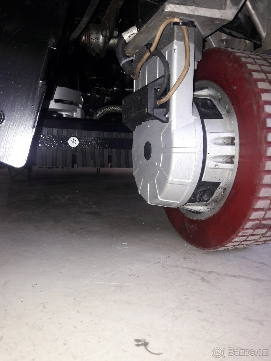 Podlahový mycí stroj Tennant 7100 Disk 80 sedící obsluha - 11