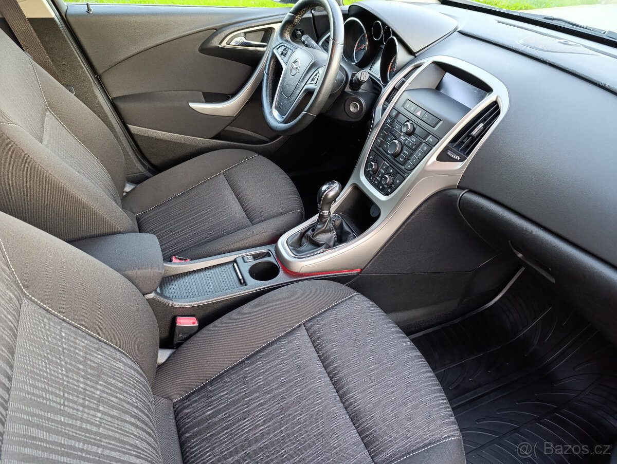 Opel Astra 1.4 T, servis, PĚKNÁ VÝBAVA A STAV - 11