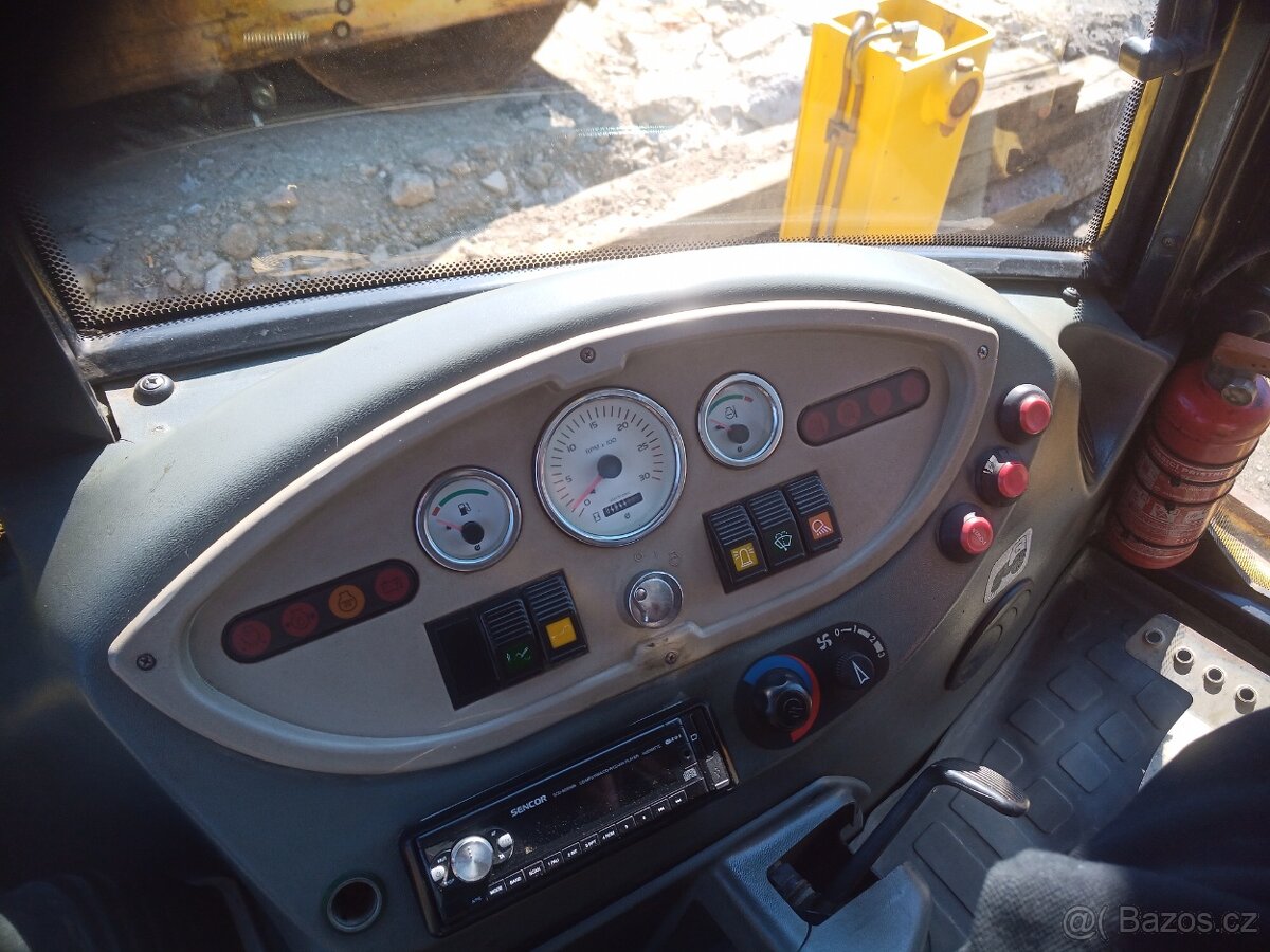 Komatsu WB 93r2 - 11