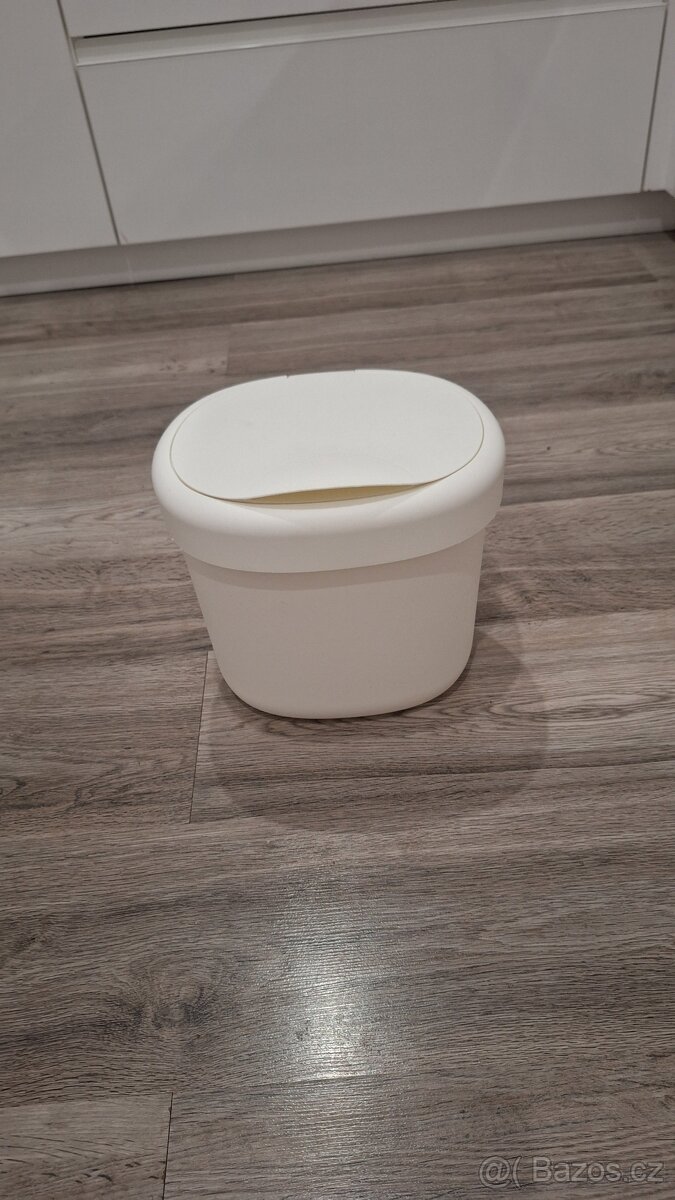 Přebalovací stůl, tvrdá přebalovací podložka, úložné koše - 11