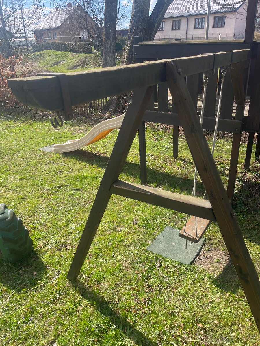 Dětské hřiště klouzačka, houpačka a stříška - 11