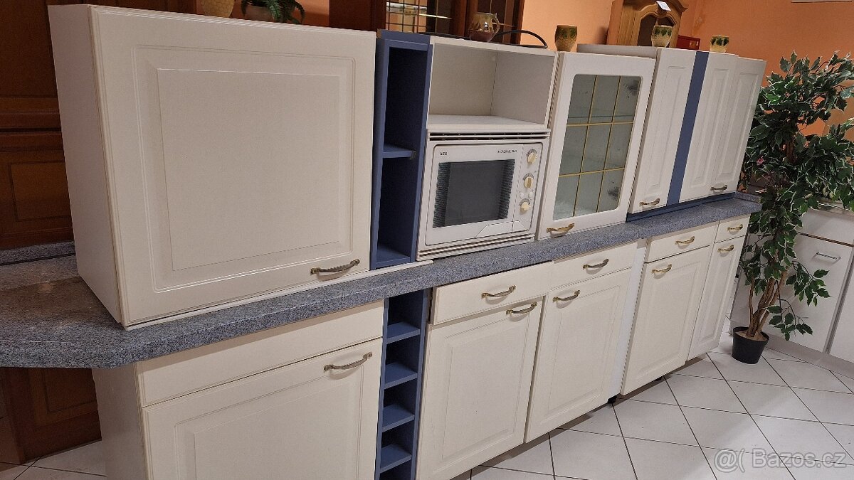 Bílá kuchyňská linka limka v masivu - 11