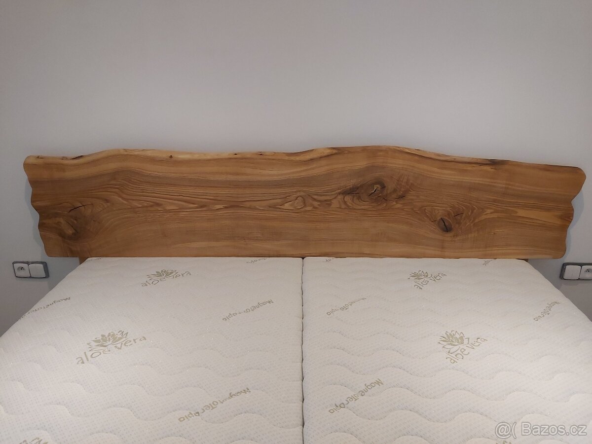Postel z masivu s přírodní hranou - 11