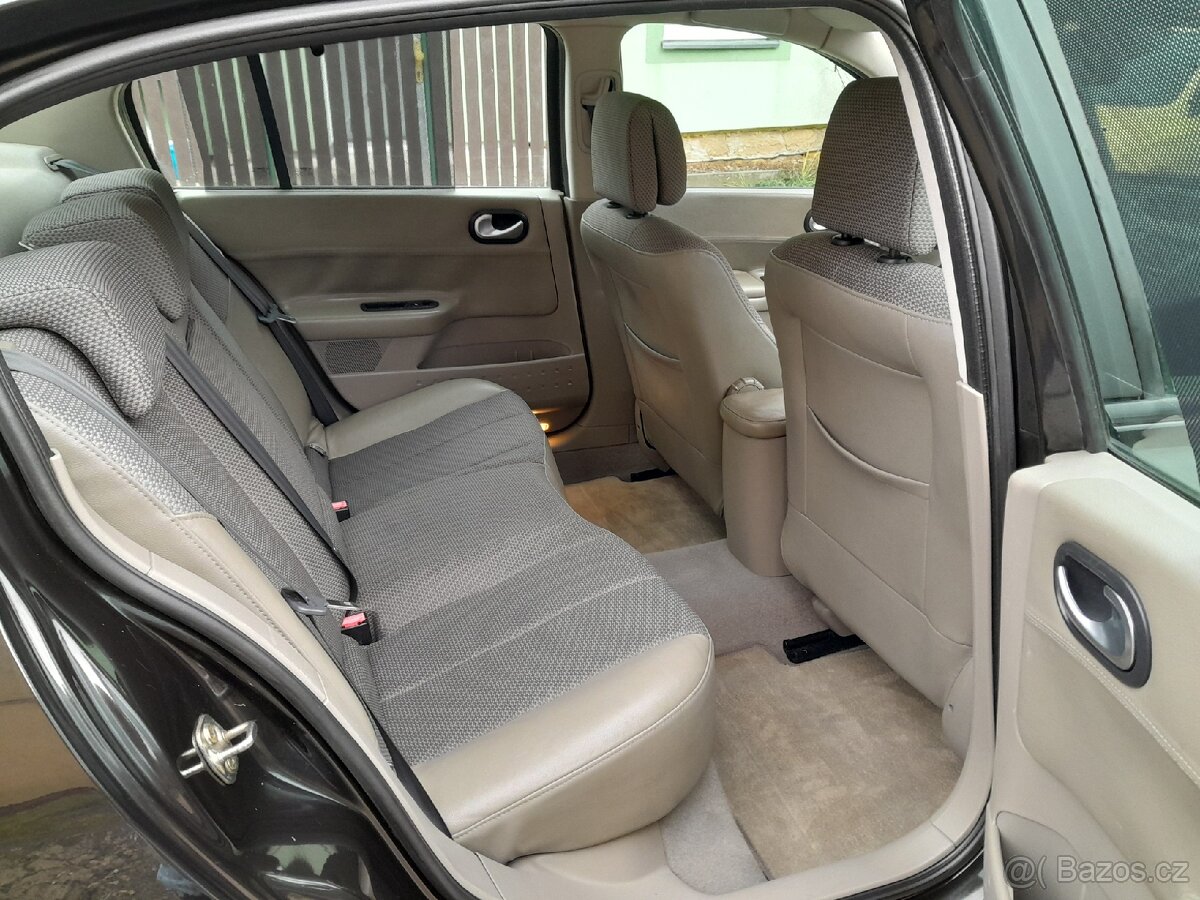 Renault Mégane 1.6i 16V 83kW rok 2004 naj.165tis. NOVÁ STK - 11