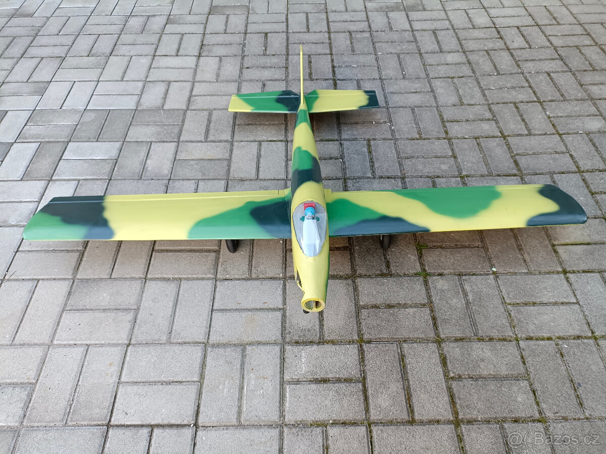 Starší rozdělané letadlo cca stíhačka bez motoru nové balza - 11