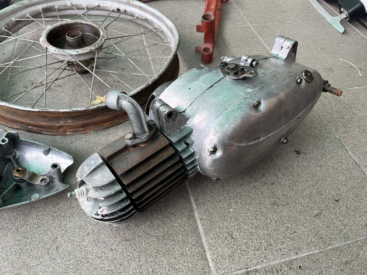 Jawa 50 550 pařez - rozebraný - 11