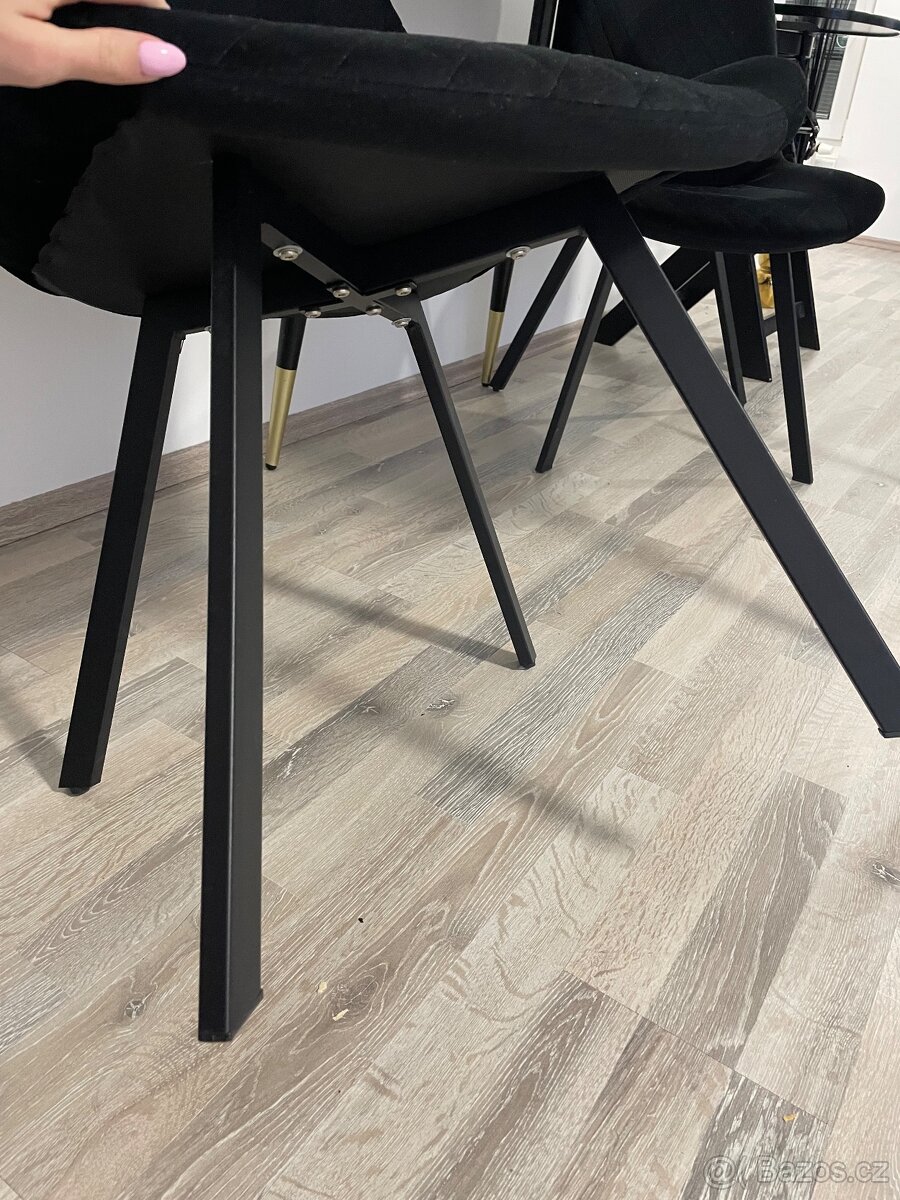 Prodám jídelní stůl + 2x židle - 11