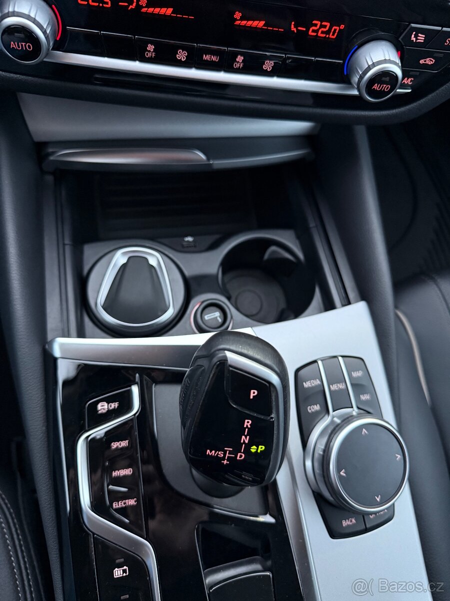 BMW 530e. 215 kW . 140000 km. - 11