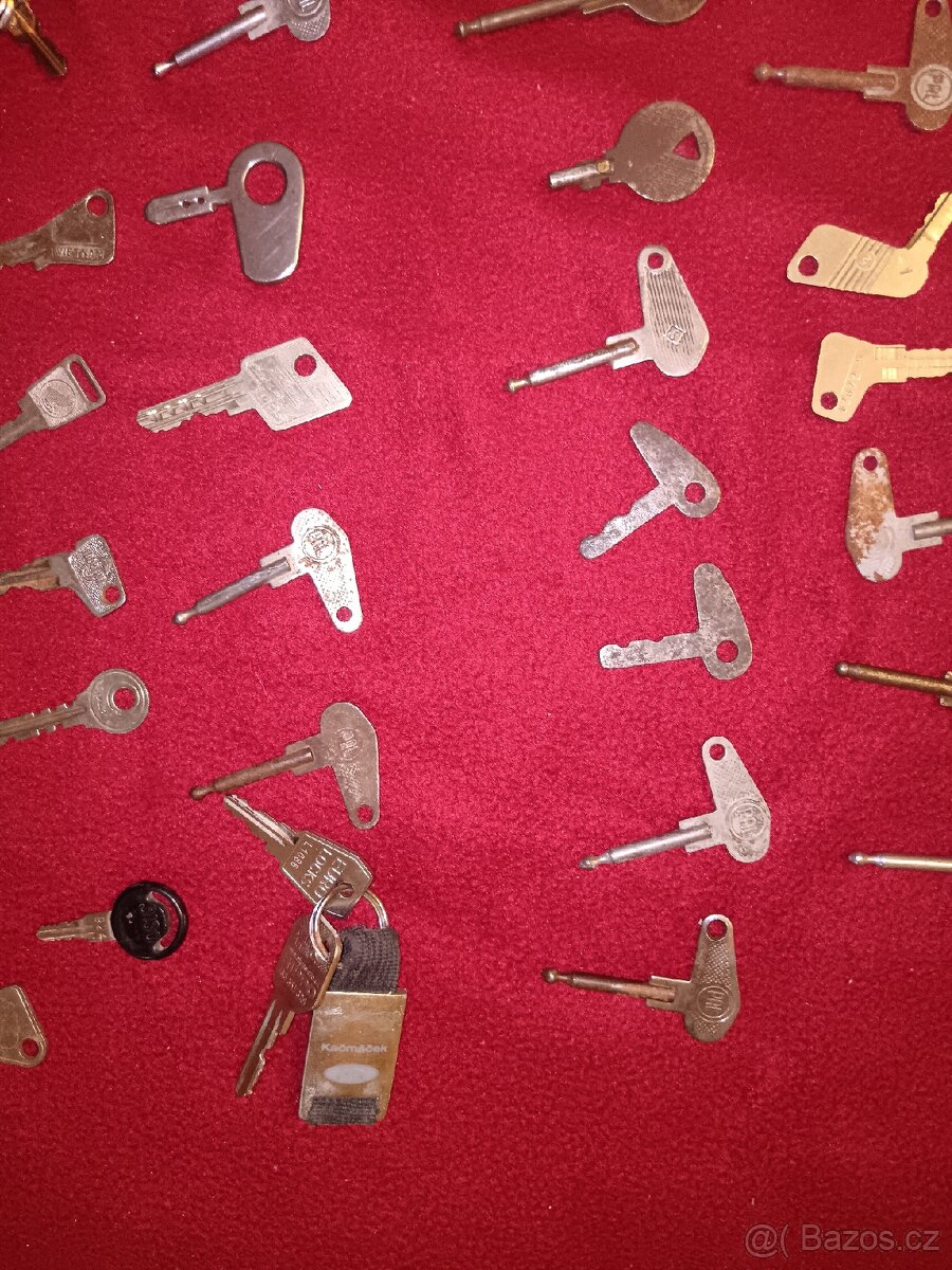 Sbírka 72 X klíčků Tatra škoda Jawa ČZ pérák scintilla
- 11