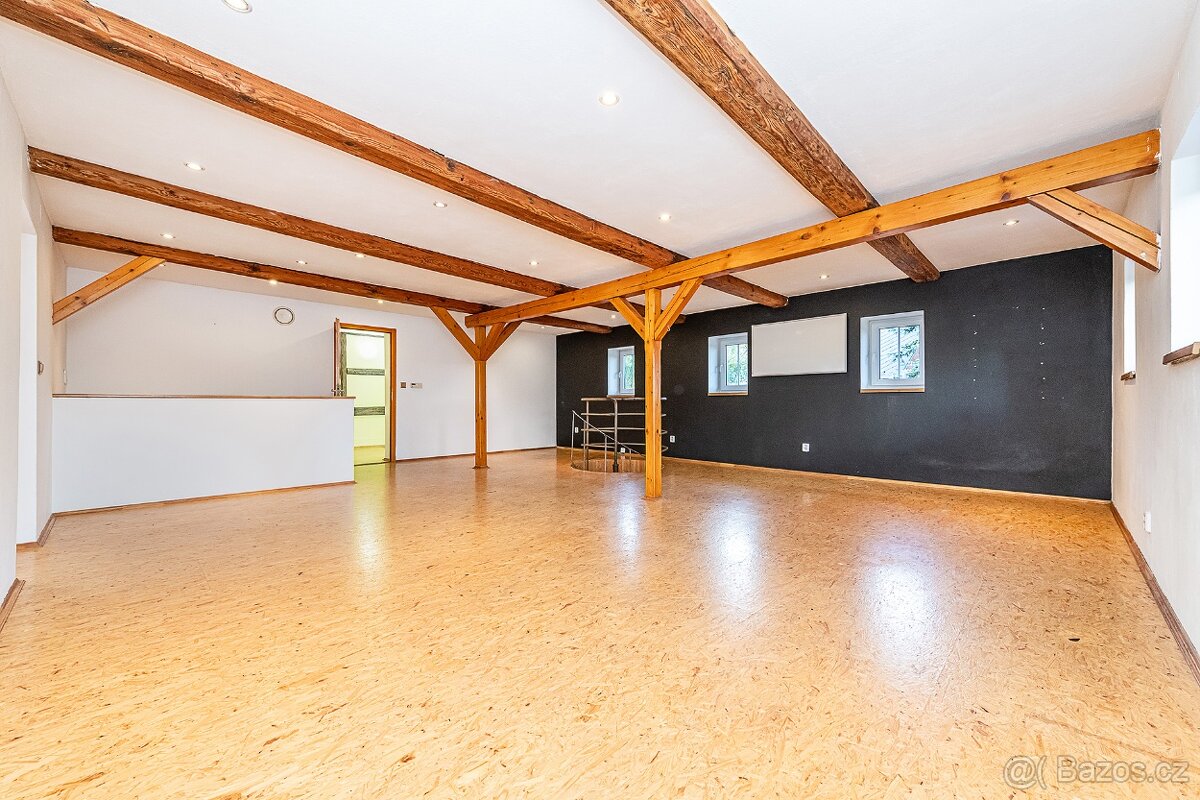 MALEBNÝ RODINNÝ DŮM V SRDCI ČESKÉHO STŘEDOHOŘÍ ČEŘENIŠTĚ, M - 11