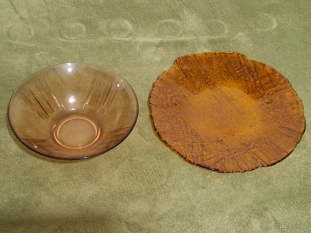 Prodám sadu skleniček: 18+4+6 ks a skleněný tác a mísu - 11