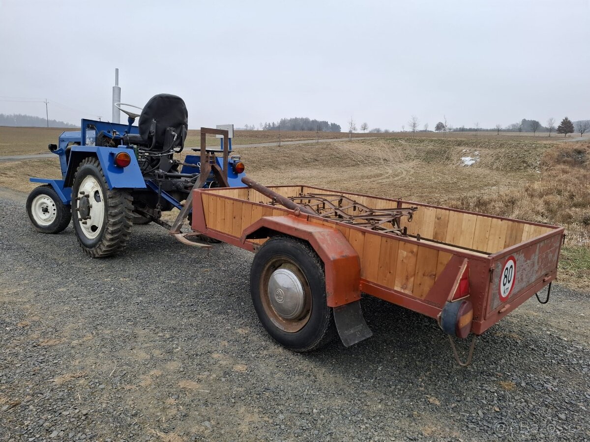 Traktor domácí výroby s příslušenstvím - 11