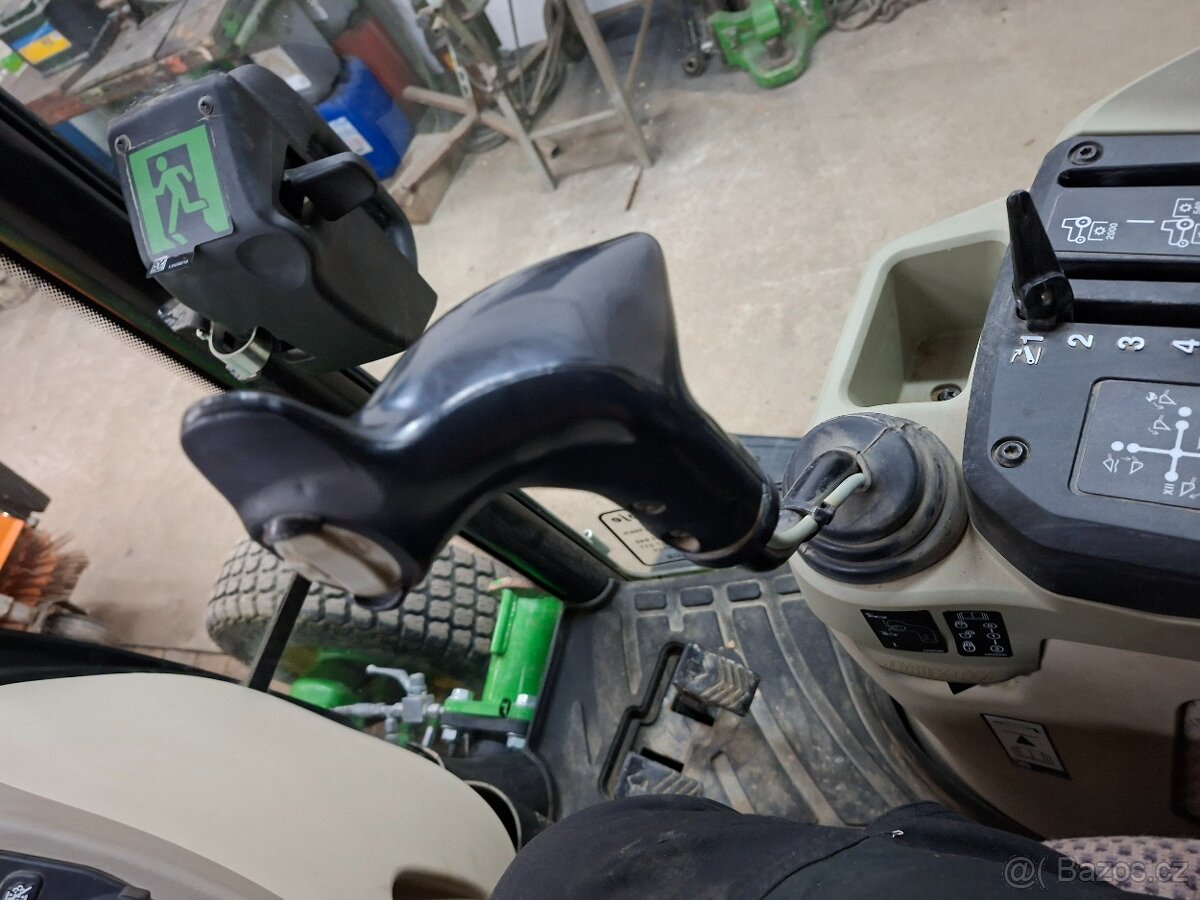 Traktor John Deere 3039R - 11