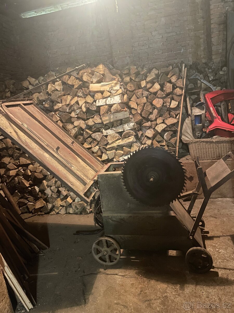 Kolebková pila,cirkulárka s pracovním stolem na řezání klád - 11