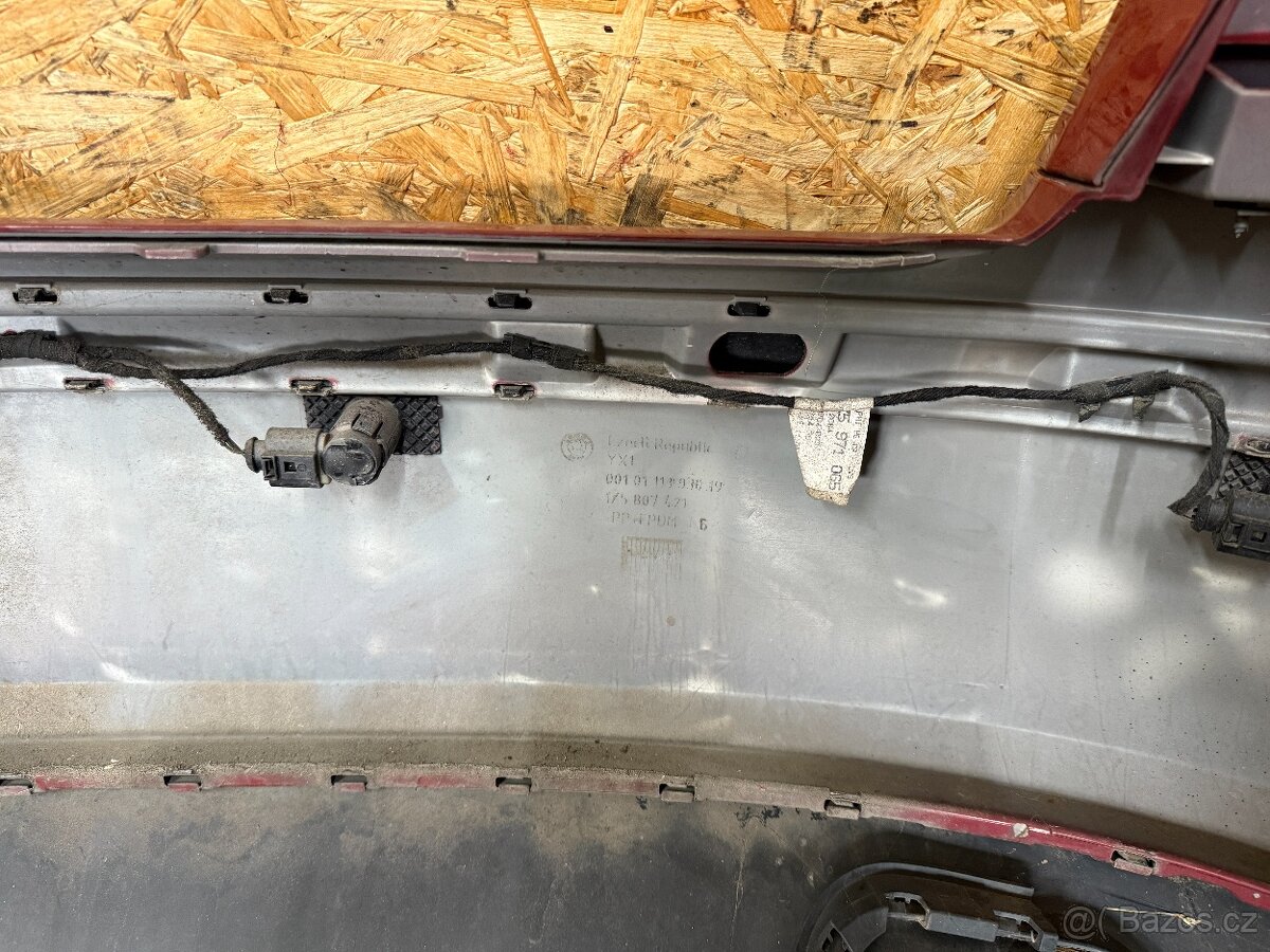 ZADNÍ NÁRAZNÍK ŠKODA OCTAVIA 2 SEDAN 9892 - 11