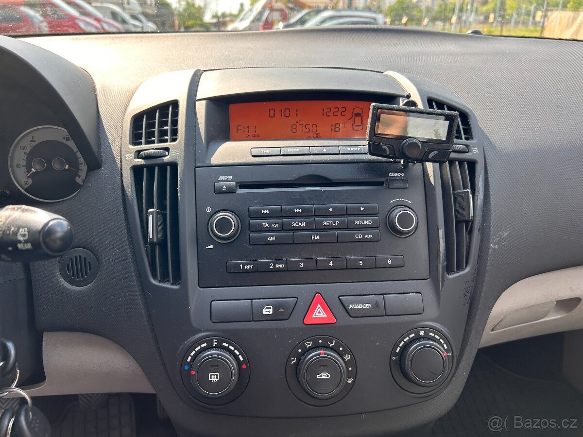 Kia Ceed 1.4 16V, ČR - havarovaný - 11