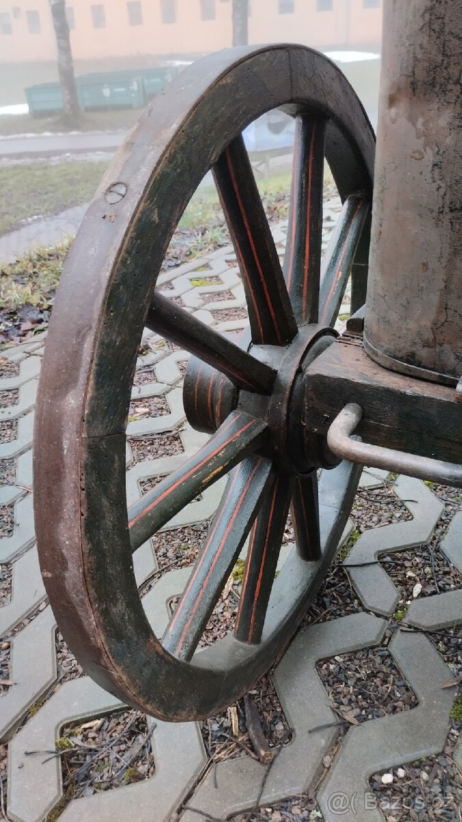 Historická dvoukolová ruční hasičská stříkačka - 11