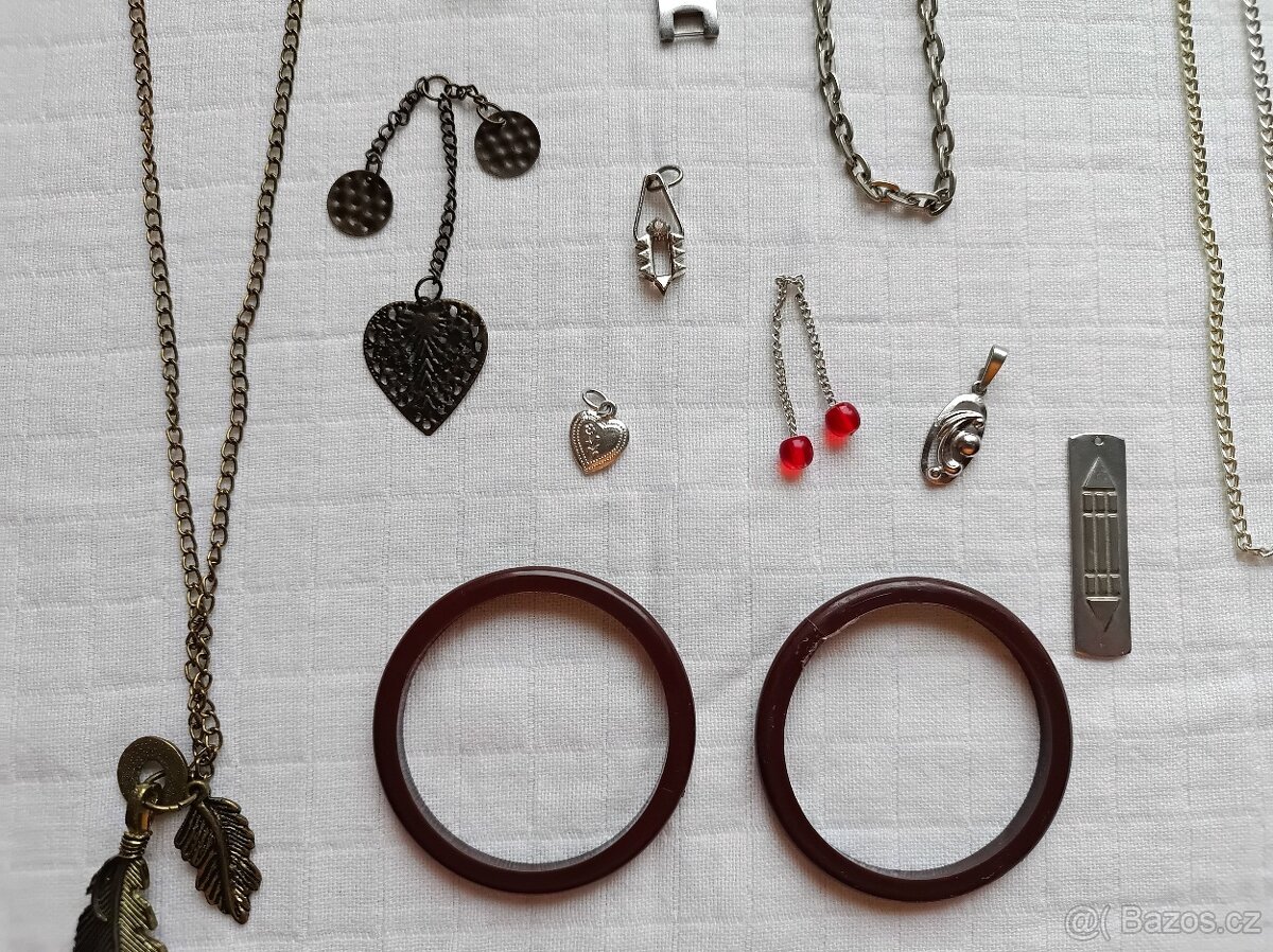 Bižuterie a doplňky. Náramek, řetízek, přívěšky.. - 11