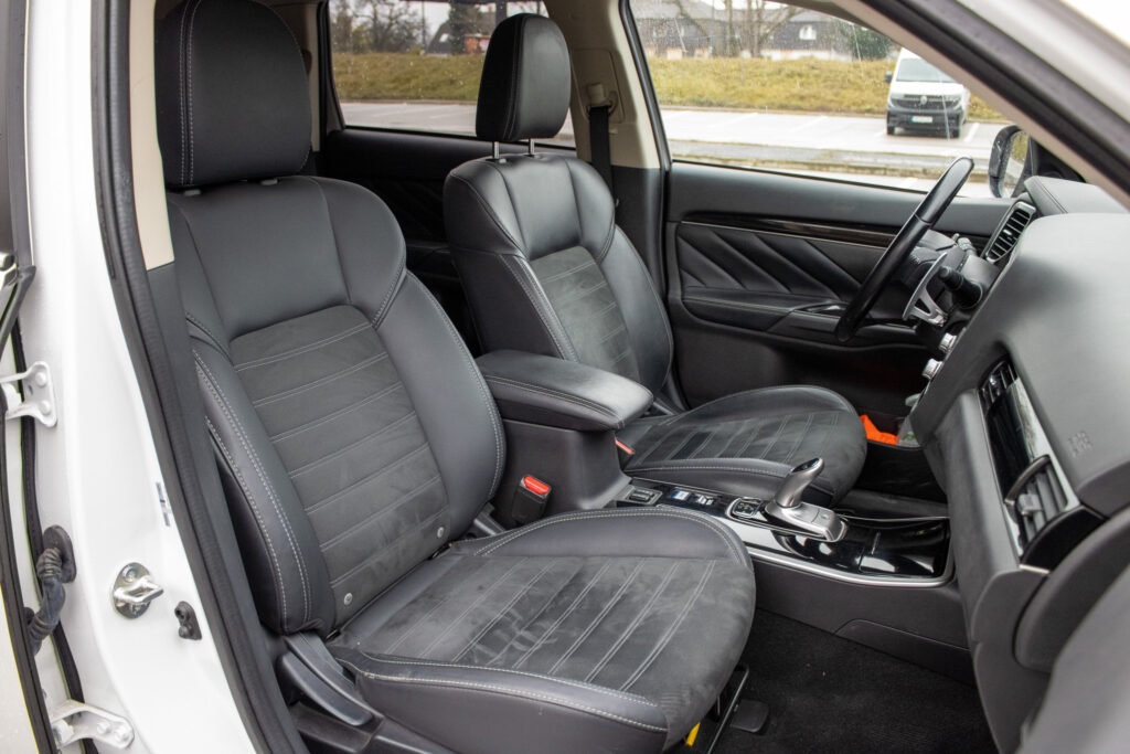 Mitsubishi Outlander 2.4l PHEV CVT - 11