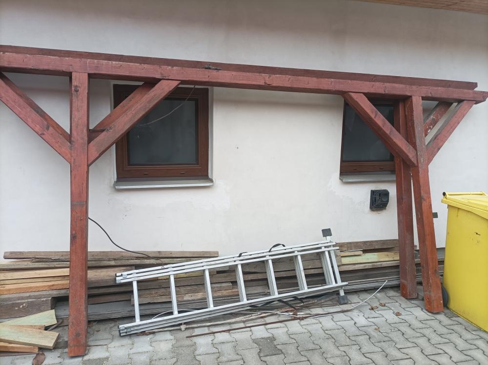 Starší dřevěná pergola - 11