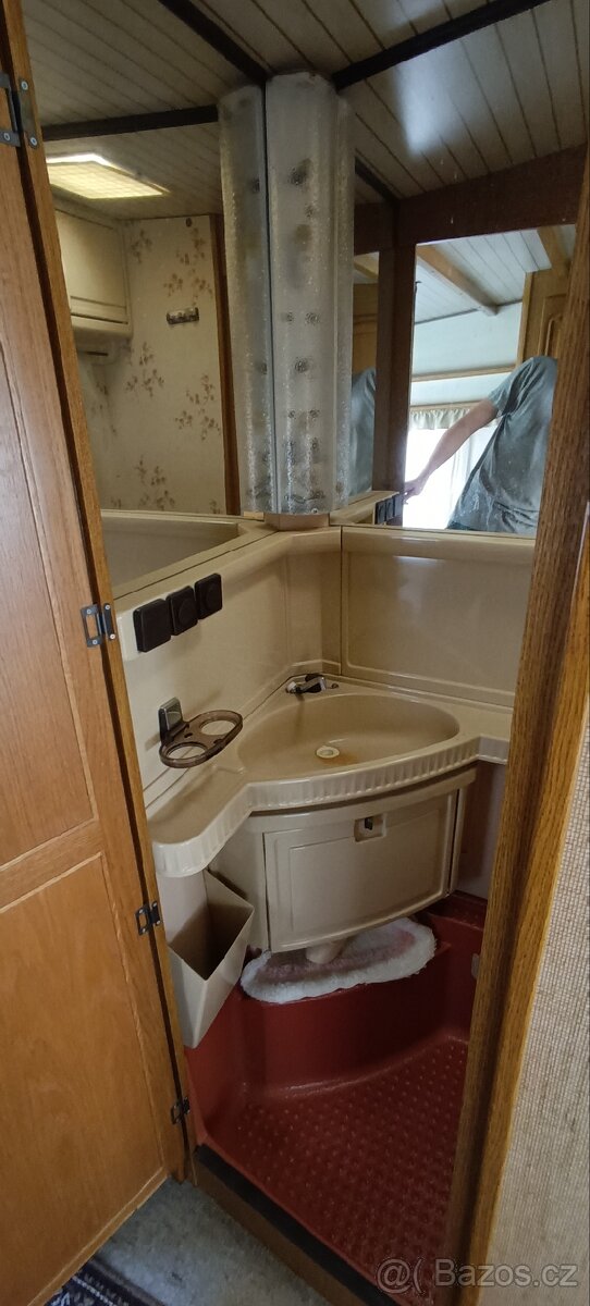 Hobby LandHaus karavan - 11