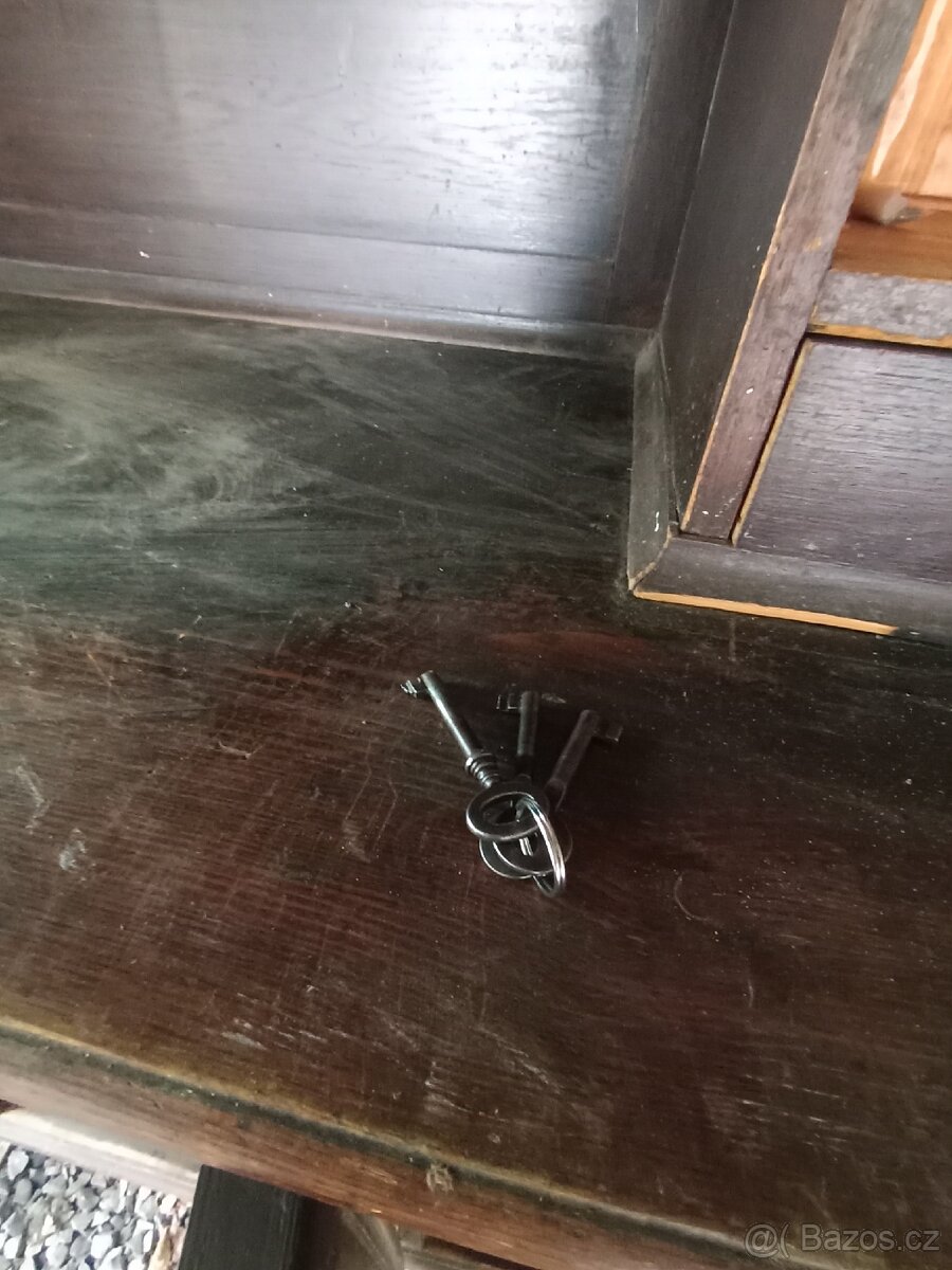 Starožitná kredenc - 11