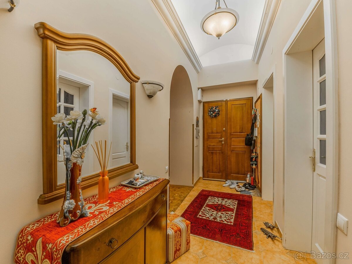 Prodej celopodlažního bytu 4+1 (162 m²) + sklep cca 9 m², Ur - 11