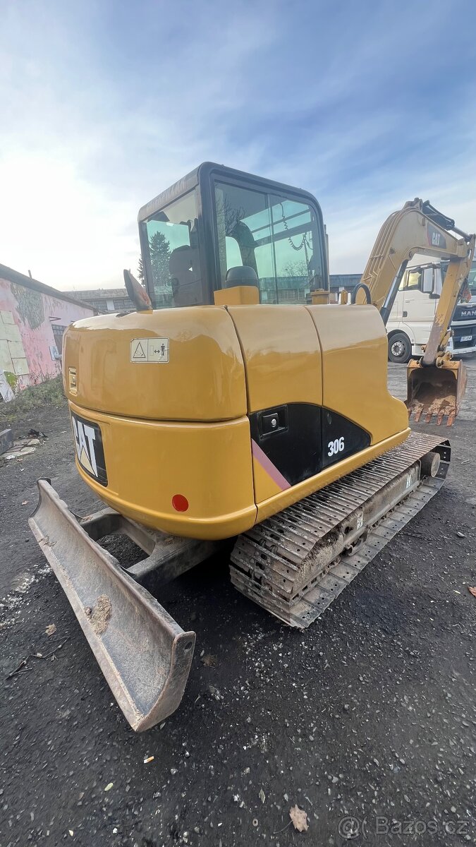 Minibagr CATERPILLAR 306 - 11