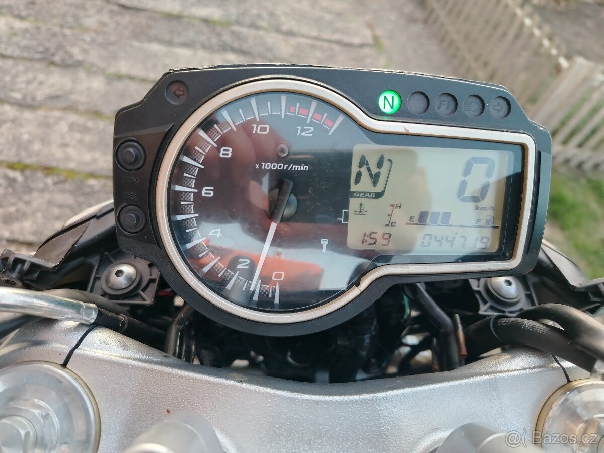 Suzuki gsr 750 - 11