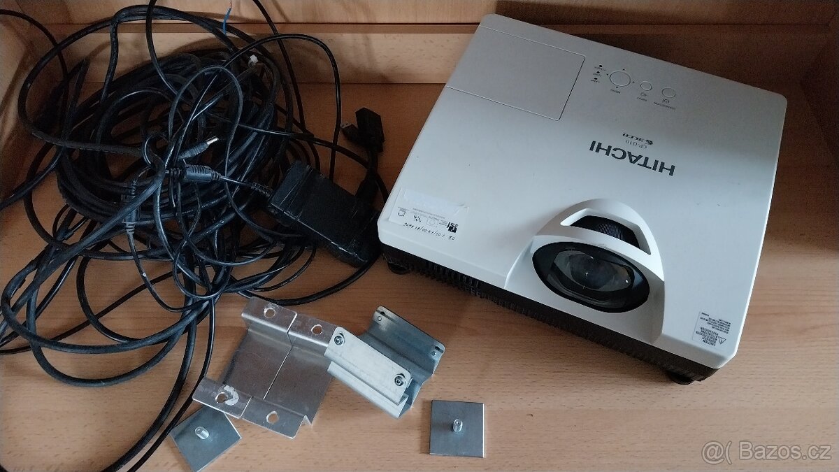 Bílá třídílná tabule na fix s projektorem - 11