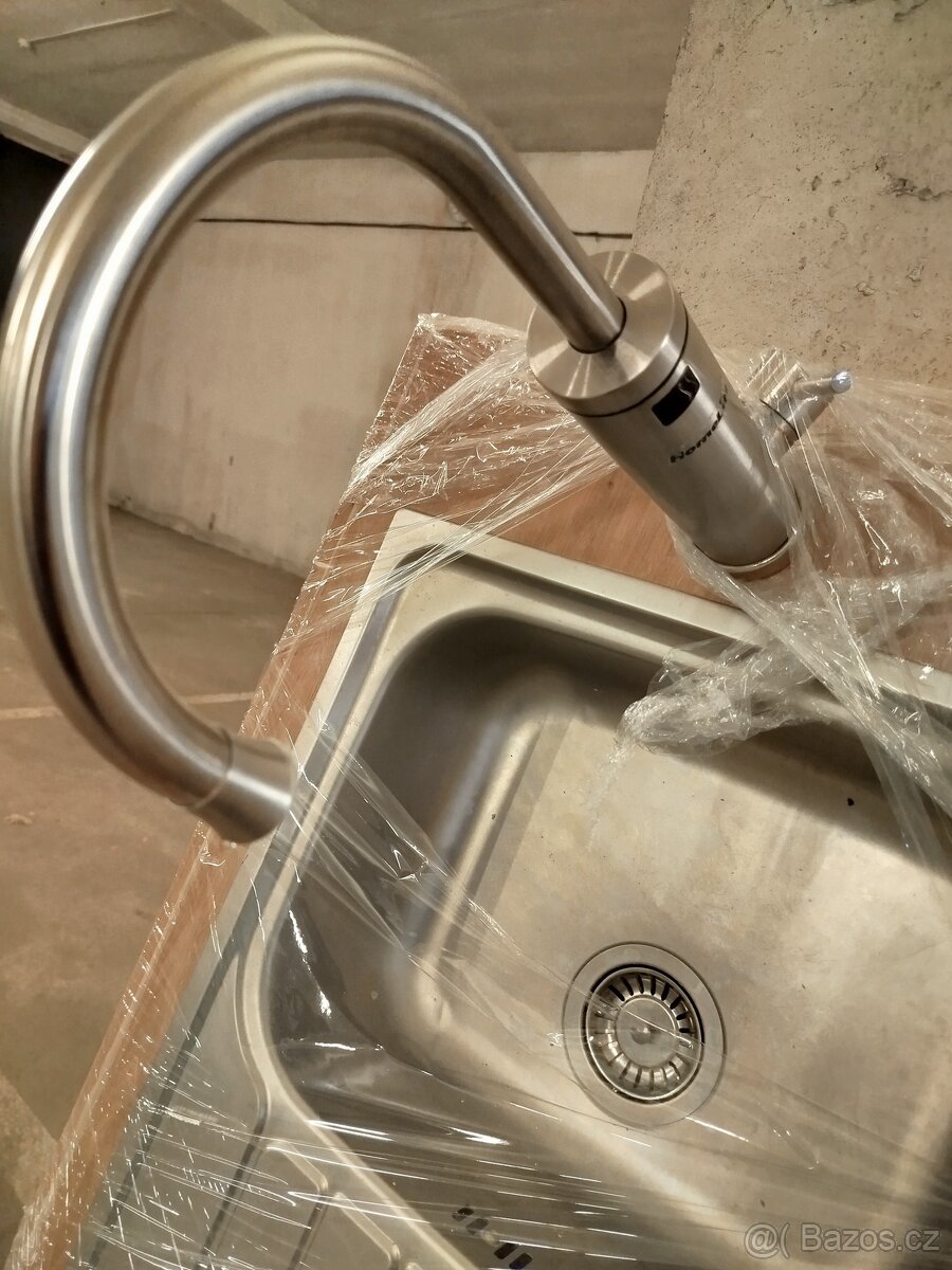 Průtoková baterie na ohřev vody + dřez + deska - 11