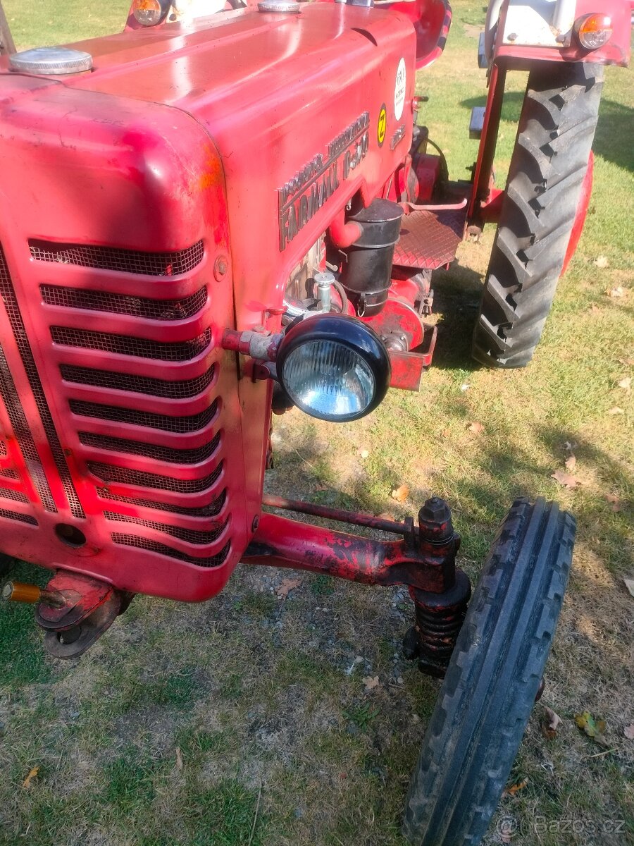 traktor MC CORMICK - 11