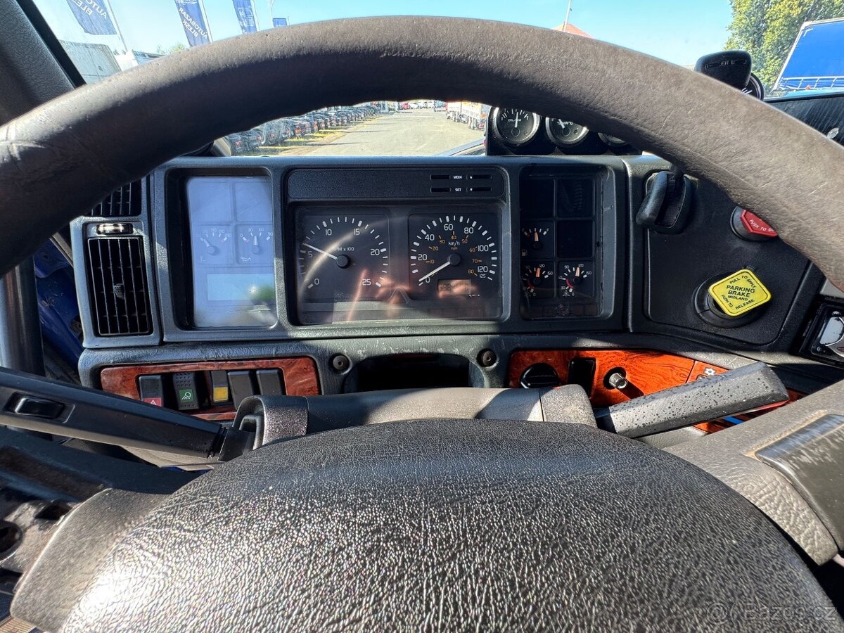 Volvo VNL 6x4 traktor - 11