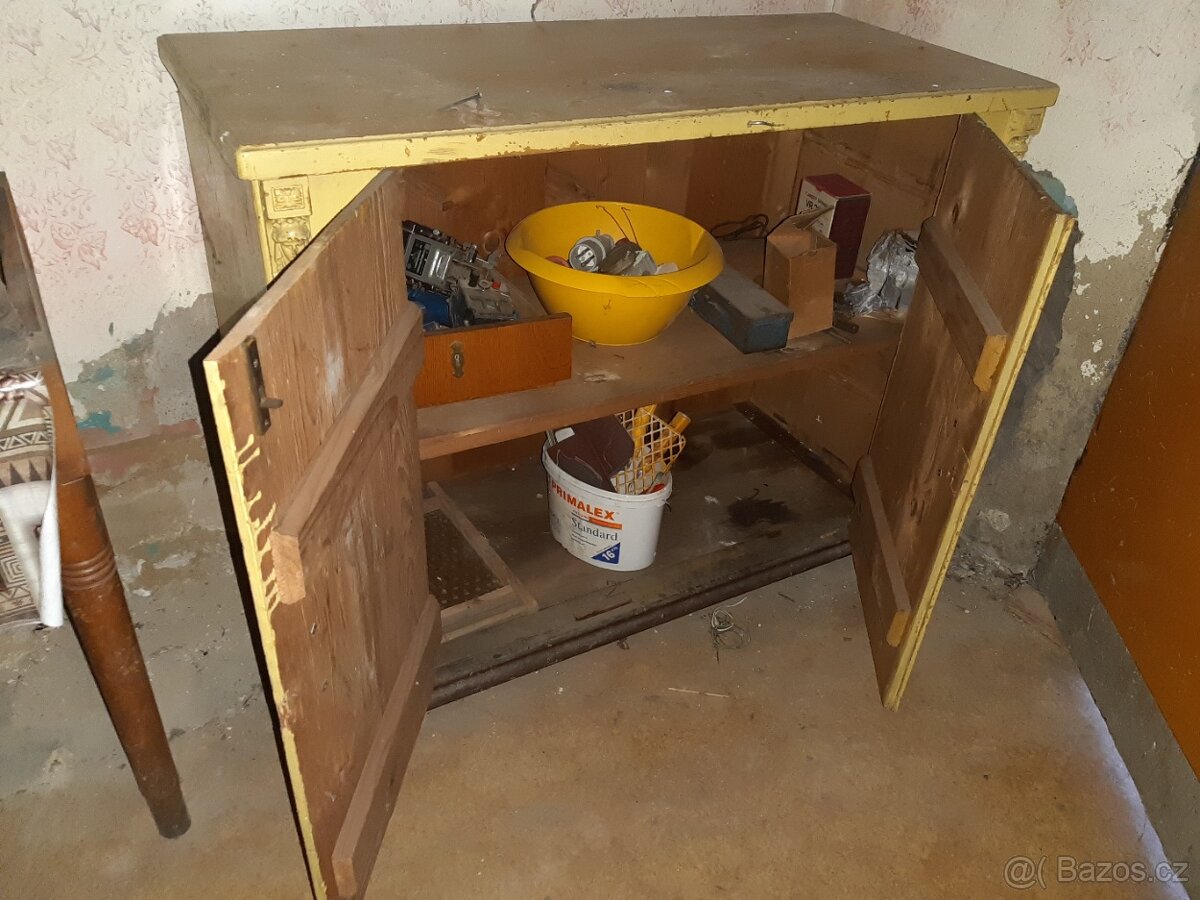 Prodám staré skříně a stul - 11