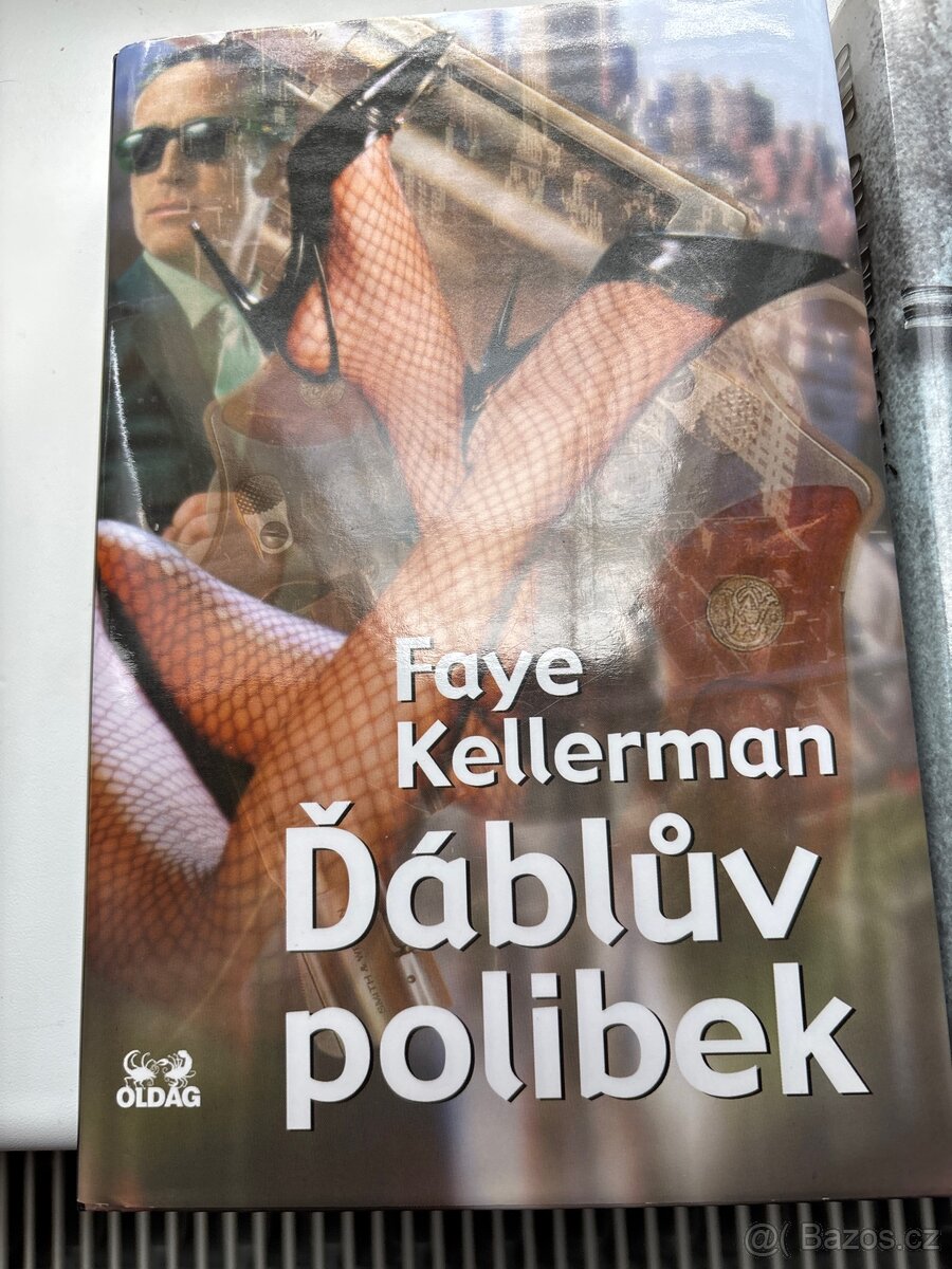 náušnice, ozdobné spony ,nové sluneční brýle,knihy - 11