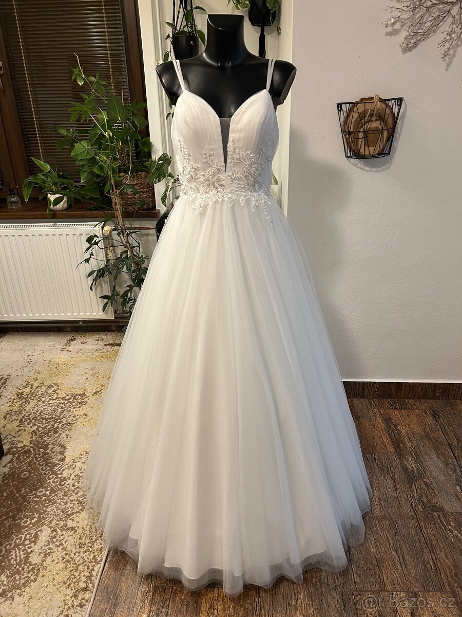 Svatební šaty, víc druhů - 11