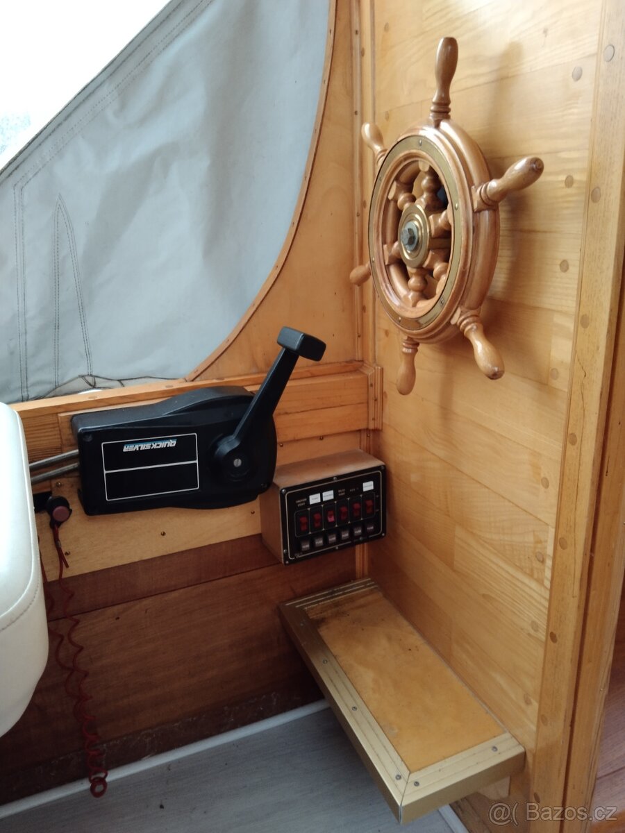 Kajutová loď s motorem - 11