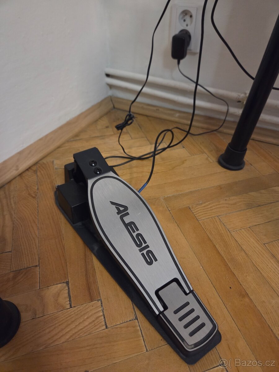 Set el. bicí Alesis Nitro Pro + židle + sluchátka. Stav nov - 11