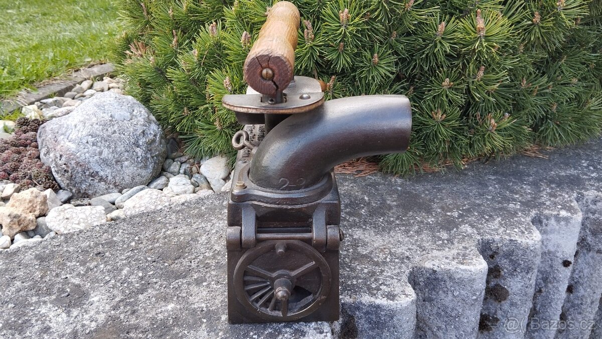 Obrovská komínová velmi stará sbírková žehlička D.R.G.M. - 11