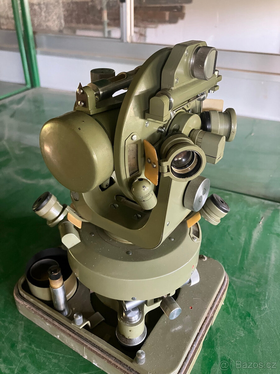 Starý teodolit v kovovém/ koženém obalu na záda - 11