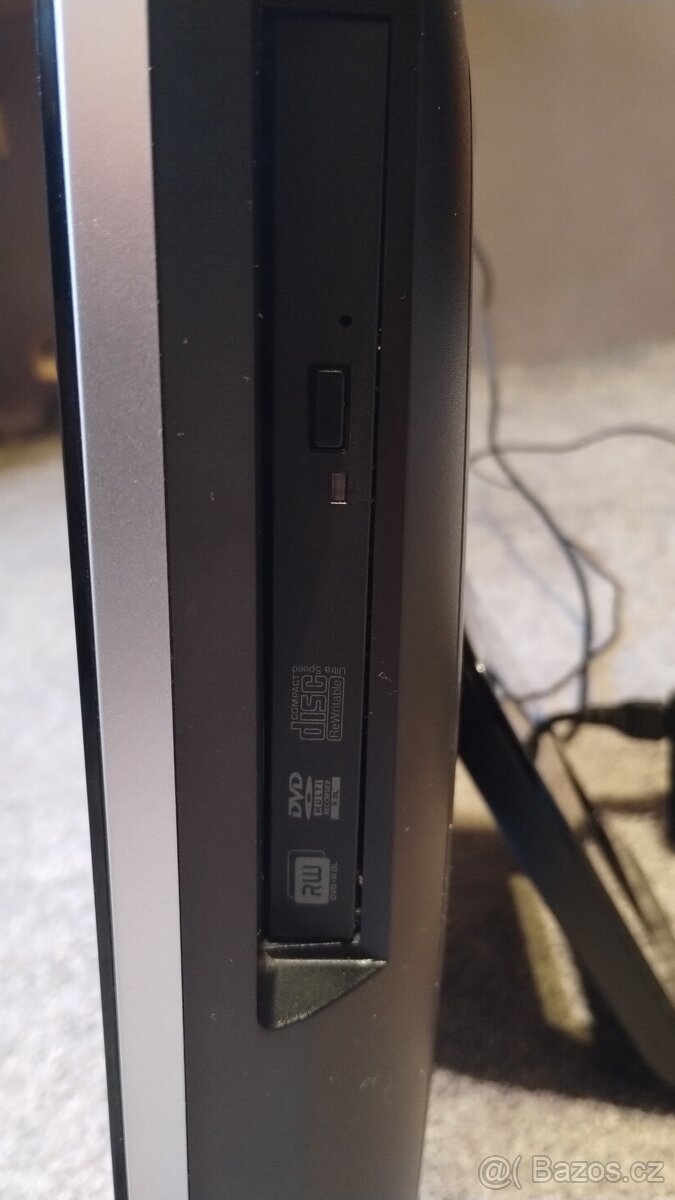 DVD/CD přehrávač. Jedná se o plně funkční PC - 11