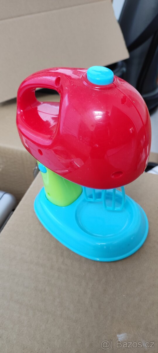 Dřevěná kuchyňka s velkým množstvím příslušenství - 11