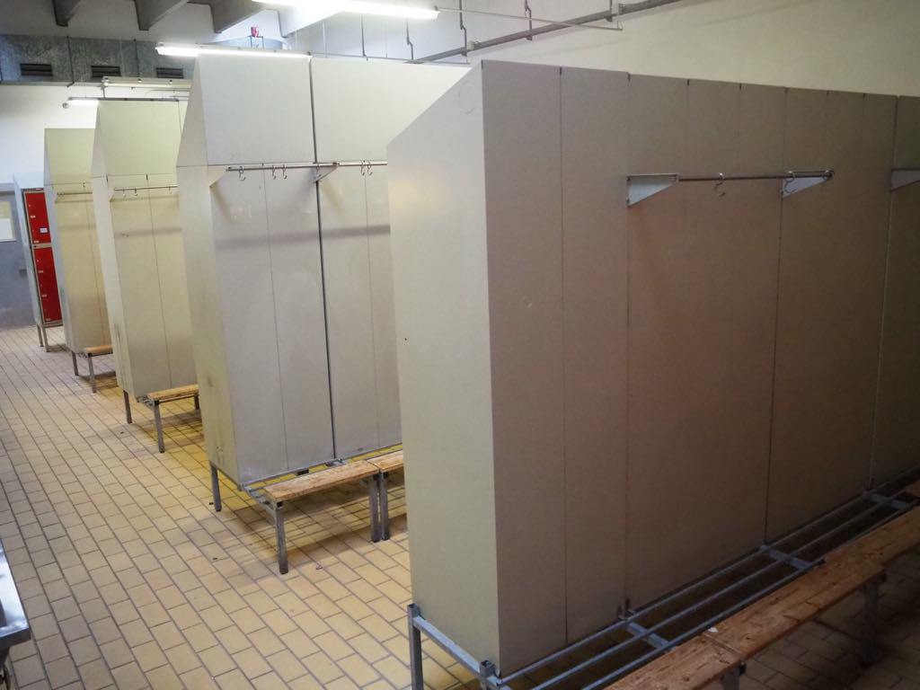 Prodej plechových šatních skříněk, dřevěných lavic a sejfů - 11