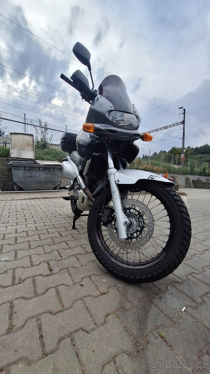 Suzuki XF 650 Freewind - 11