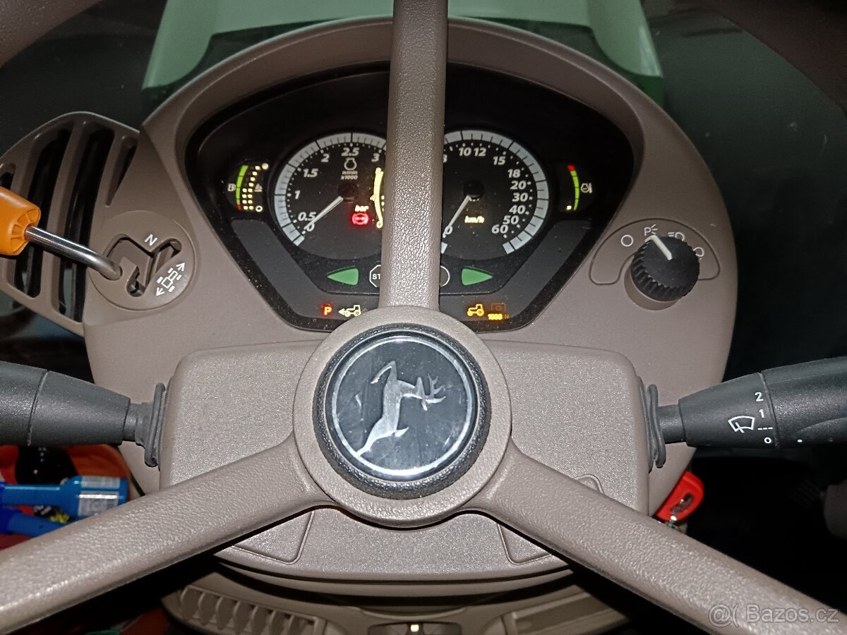 Traktor John Deere 6215 R - 11