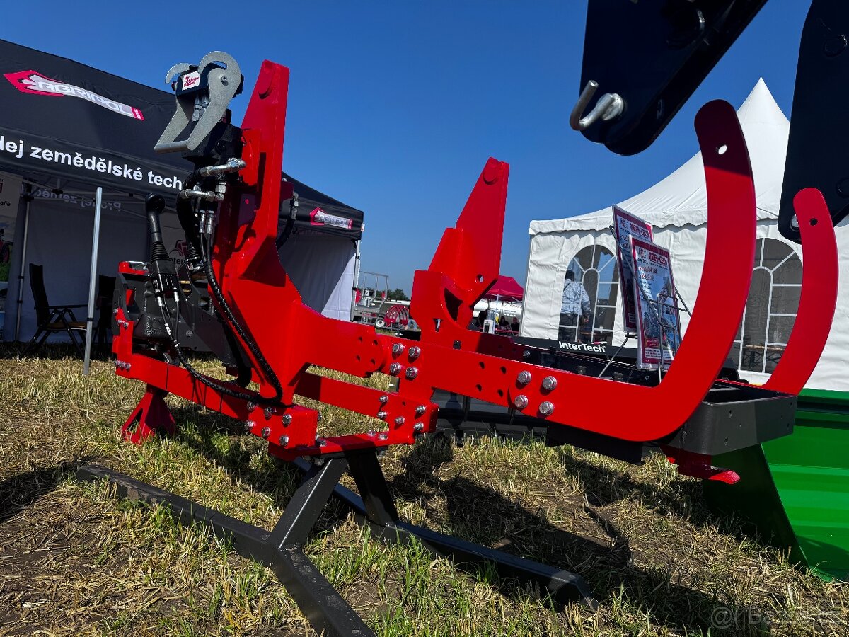 MONTUJEME ČELNÍ NAKLADAČE INTER-TECH - 11